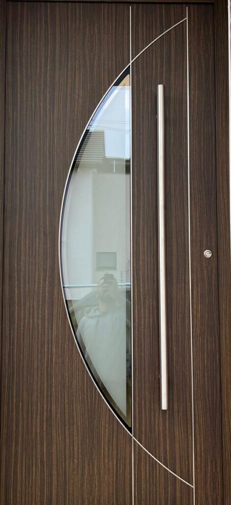 Haustür in Holzoptik mit gebogenem Glaselement