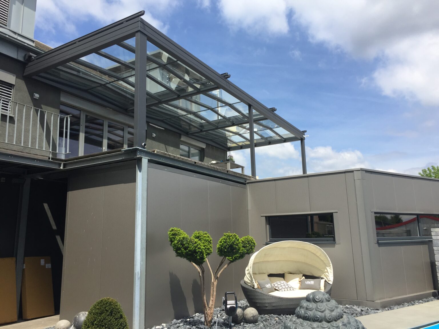 Glas-Terrassendach in Anthrazit über einer Dachterrasse