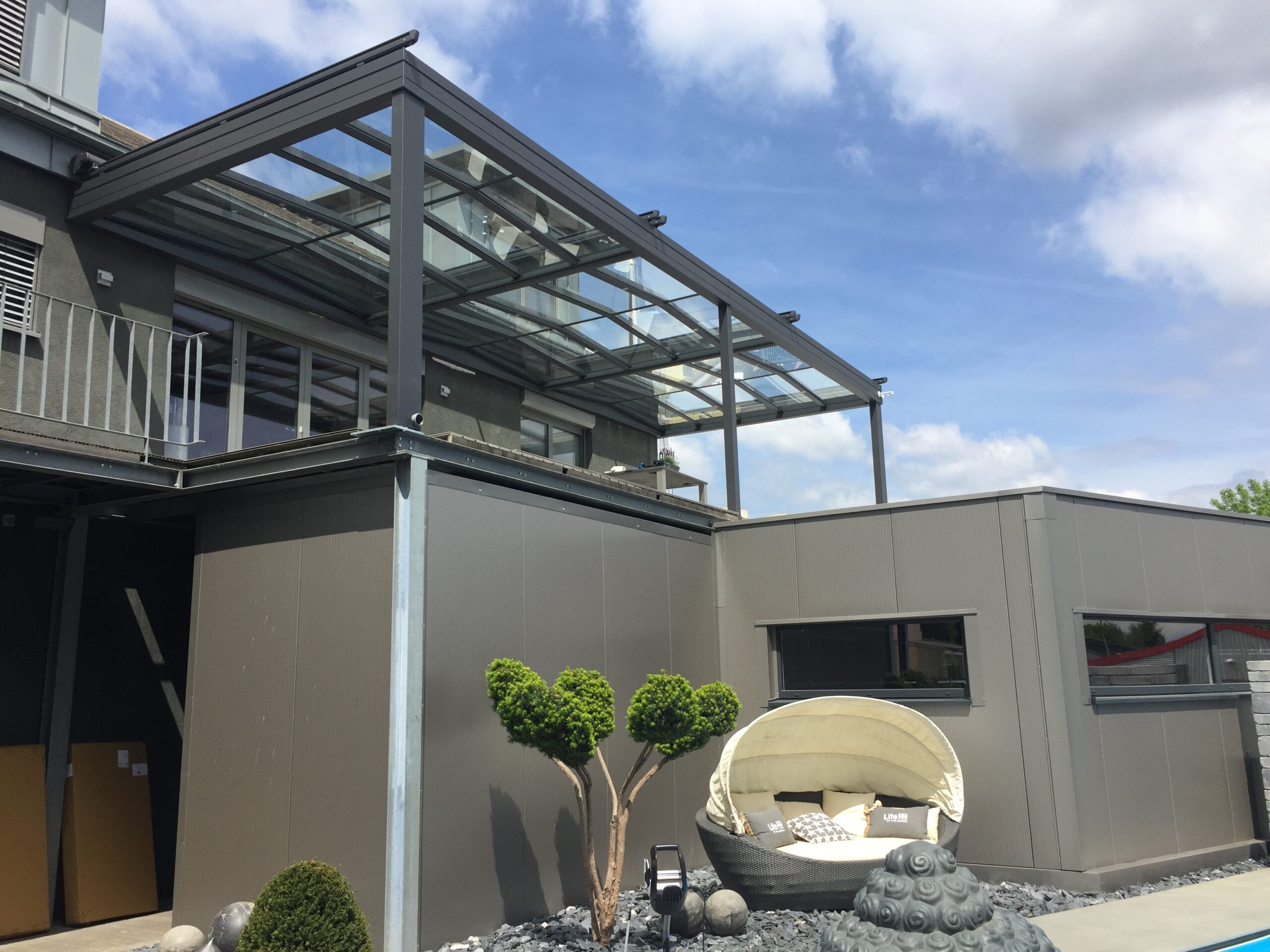 Glas-Terrassendach in Anthrazit über einer Dachterrasse