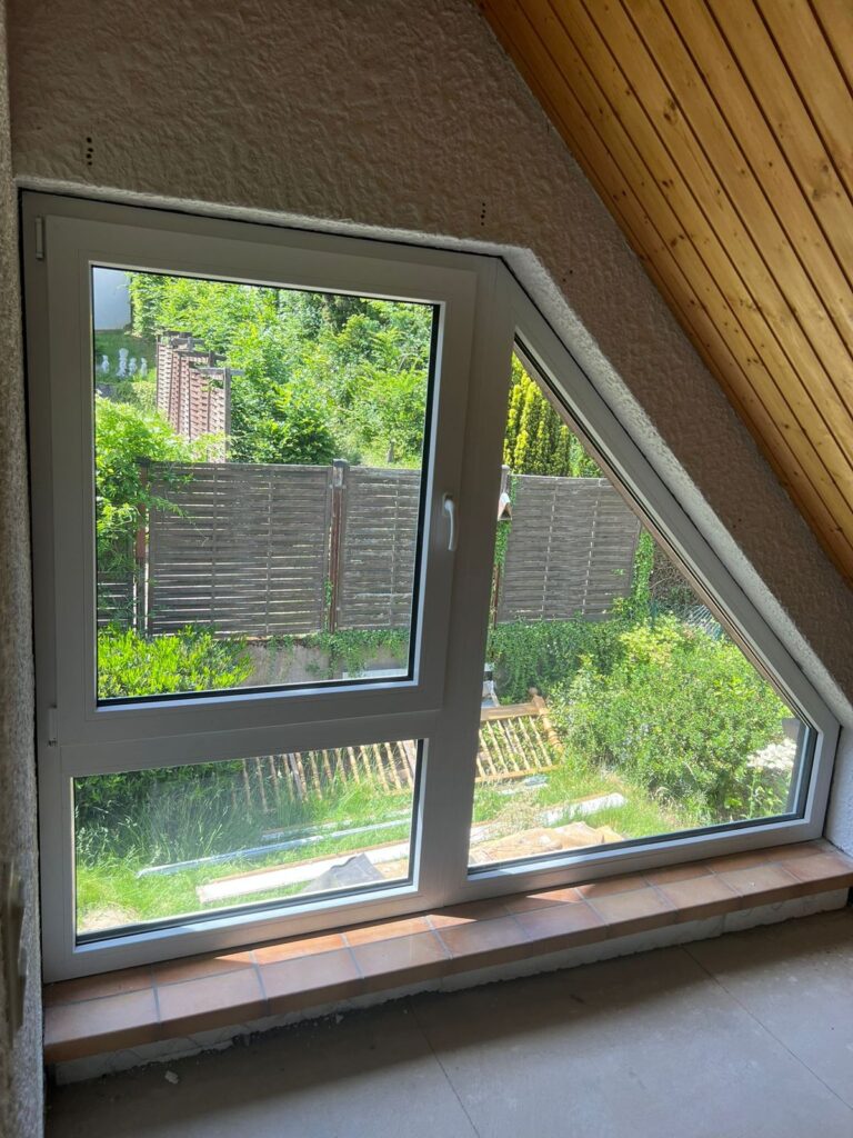 Kunststofffenster in Sonderform unter der Dachschräge